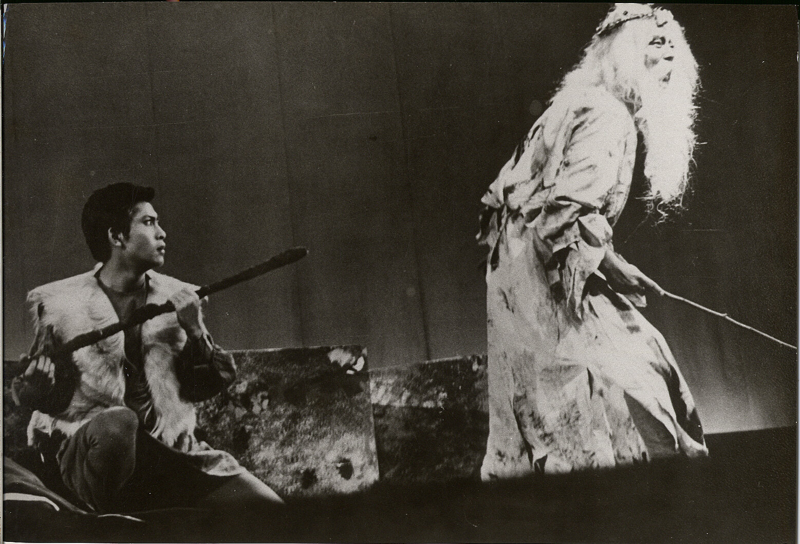 演劇「リヤ王」舞台稽古写真( 早稲田大学大隈記念講堂、1963年)